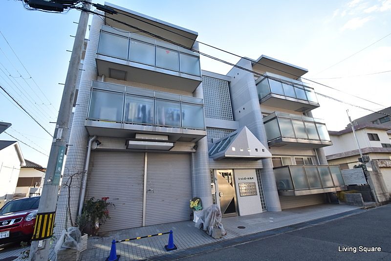阪急神戸線夙川駅より徒歩約3分の立地。
桜の名所”夙川”もそばに流れるレジデンス
