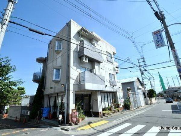 お洒落なコンクリート打ちっぱなしの外観